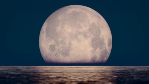 Majestuosa luna llena sobre el tranquilo océano