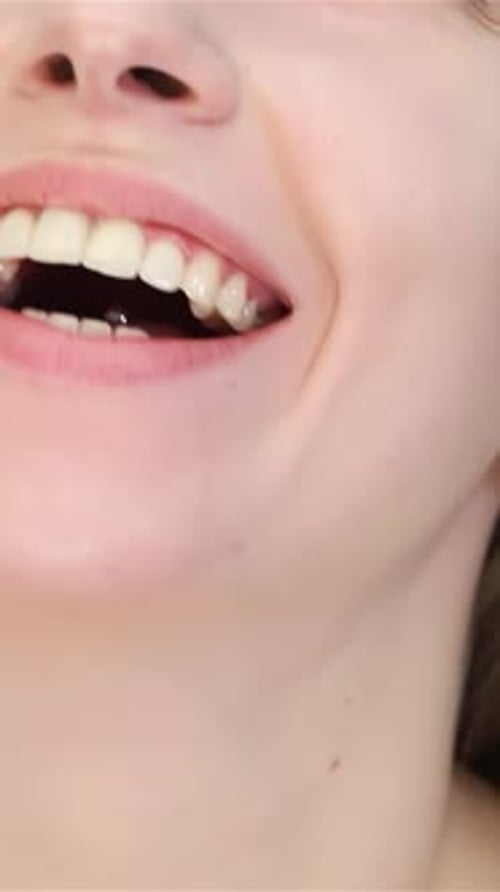 Jeune femme blonde rayonnante affichant un sourire éclatant