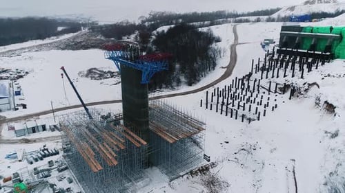Columna de hormigón con cadáveres y andamios en Snowy Valley