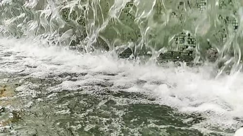 A
água cai de perto ou da fonte para uma pequena piscina na cidade. Câmera lenta