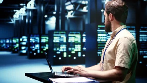 Informatiker überprüft Servercluster für die Wartung von Rechenzentren