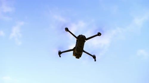 Zumbido, cielo y vuelo de helicóptero en el aire al aire libre, electrónica espía o de videovigilancia