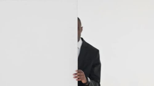 Escondido, retrato de empresário africano sério em fundo branco