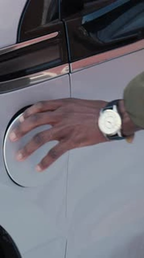 Vertikales Video African Hand EV