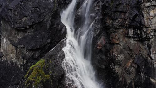 Luftaufnahme des berühmten Voringfossen-Wasserfalls in Norwegen Beliebte Touristenattraktion