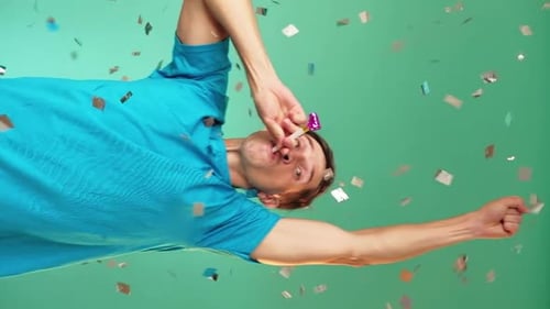 Festa alegre comemoração de feliz aniversário eufórica