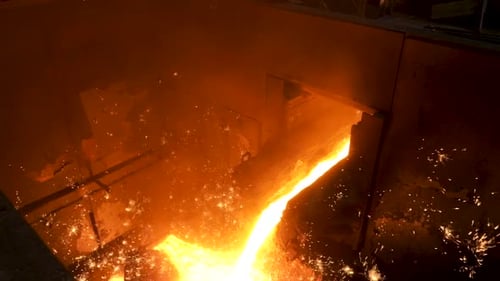 Geschmolzenes Metall, das im industriellen Gießereiprozess fließt