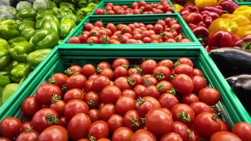 Frische Tomaten und Gemüse werden an lokalen Marktständen ausgestellt