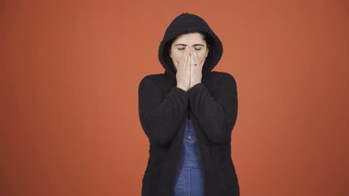 Femme froide et tremblante.