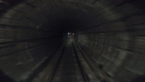 Blick aus der Bahnkabine: Konzept des morgendlichen Pendelns Zeitraffer einer U-Bahn, die am