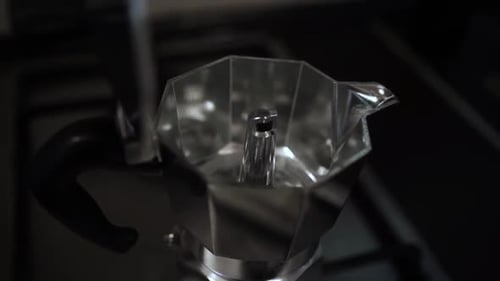 Preparar café con una olla de moka y servirlo en una taza: ritual clásico de elaboración