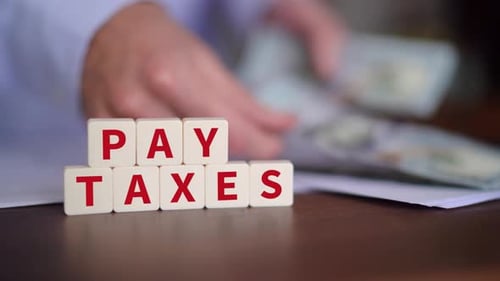 Concept de paiement des impôts au gouvernement. Concentration sélective avec une personne qui compte l'argent en arrière-plan
