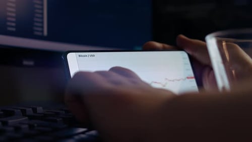 Gráfico de preços de criptomoedas Bitcoin na tela do celular Preço futuro da criptomoeda