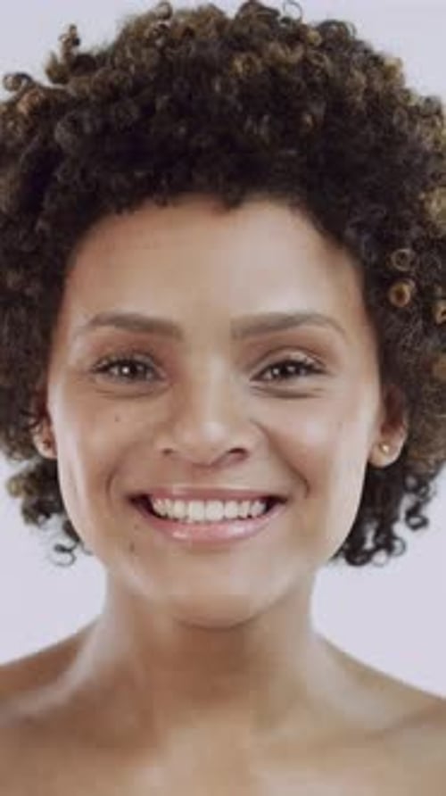 Clin d'œil, beauté et visage de femme en studio pour le bien-être, les cosmétiques et la texture naturelle avec le sourire