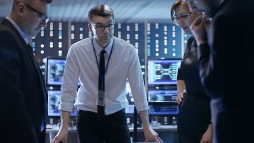 Une équipe d'agents du gouvernement traque un fugitif à l'aide d'une table interactive à écran tactile à Big Monit