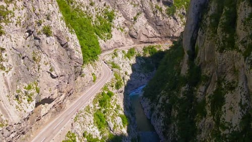 Luftvideo des atemberaubenden Moracha River Canyon in Montenegro