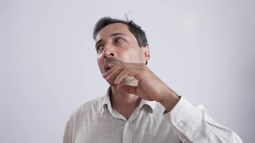 Bad Breath Concept Man utilise une pince à linge sur son nez