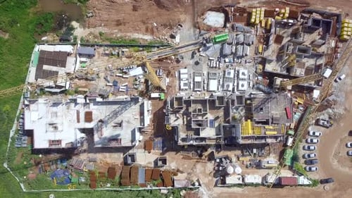 Sitio de construcción: imágenes aéreas de un gran complejo residencial.