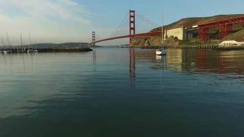 Voilier et pont du Golden Gate à San Francisco, Californie, vue aérienne