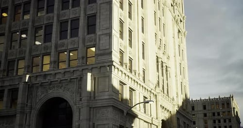 Edificio histórico iluminado por una luz tenue en un día nublado en la ciudad