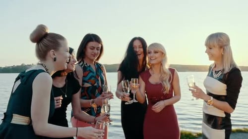 Festa, feriados, celebração, vida noturna e conceito de pessoas, amigos sorridentes com taças de champanhe