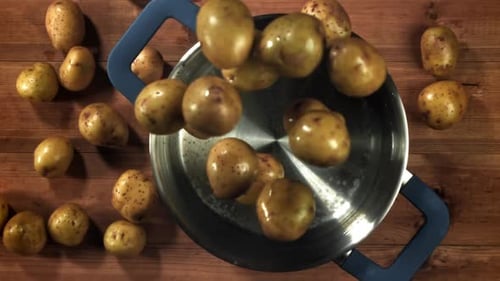 The Potatoes Fall Into the Pot filmado em uma câmera de alta velocidade a 1000 Fps