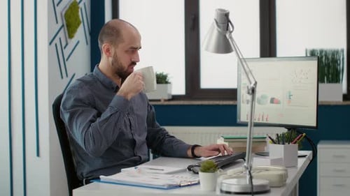 Consultant commercial travaillant avec des statistiques commerciales sur des graphiques