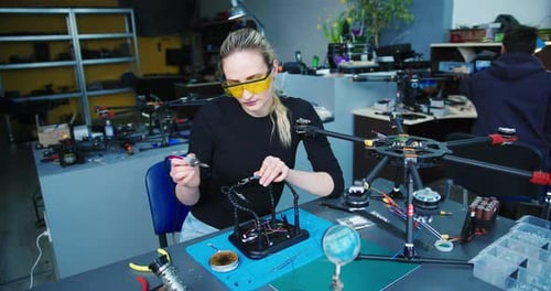 Ingenieur arbeitet in der Werkstatt an einem rennenden FPV-Drohnenkampf-Kamikaze-Bomber