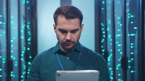 Ein engagierter Profi, der Daten auf einem Tablet in einer technologiegetriebenen dynamischen Umgebung analysiert