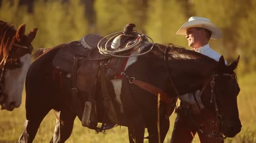 Un grupo de vaqueros se monta y se prepara para montar