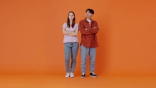 Couple de femme européenne et d'homme asiatique profitant de la vie de famille