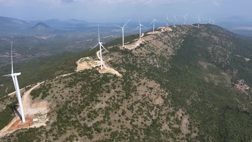 Luftaufnahme der Natur mit umweltfreundlichen Windturbinen und Kraftwerken in den Bergen