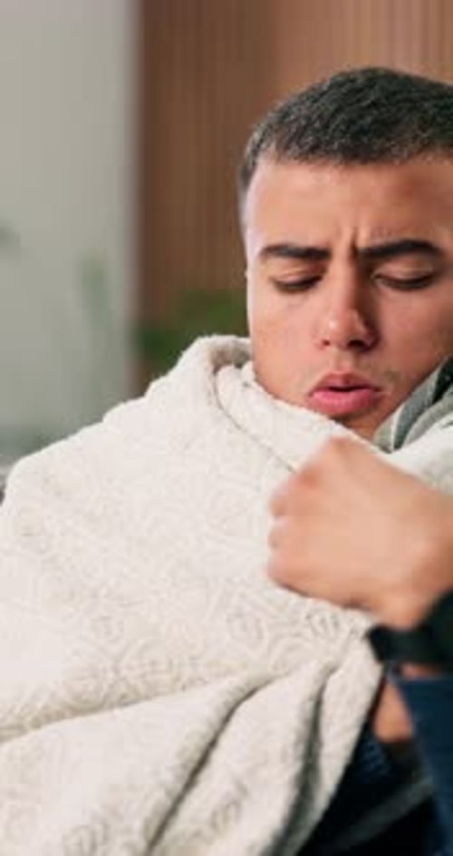 Malade, couverture et homme toussant à la maison, infection respiratoire et maladie virale due à la fièvre