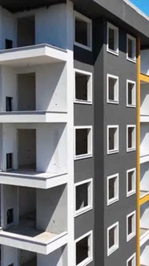 Vídeo vertical: Building Momentum: perspectiva aérea de un proyecto de construcción de varios pisos