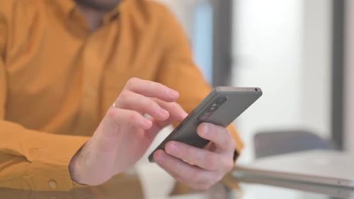 Nahaufnahme der Hand beim Telefonieren, Tippen