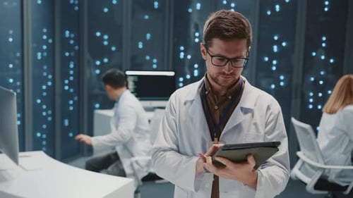 Porträt eines gutaussehenden, glücklichen IT-Managers, Softwareentwickler mit Tablet-Computer im Server-Rack-Raum, IT