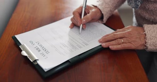 Femme âgée, mains et rédaction d'un testament, de documents ou de testaments à la retraite