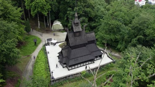 Vue aérienne depuis la Stave church dans la zone nuageuse de Fantoft, Norvège : vue inversée, inclinée, prise par un drone