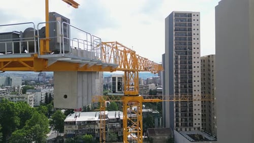 Gelber Kran arbeitet auf der Baustelle