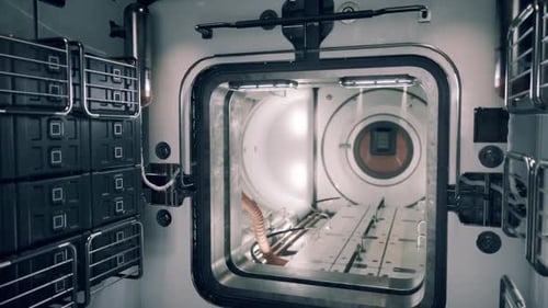 Intérieur d'un module de station spatiale montrant la ventilation et l'équipement de stockage