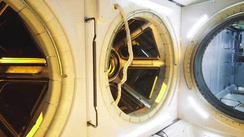 Luke im Industriestil in der Raumstation mit anwesendem Techniker