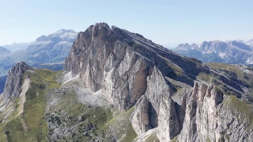 Orbe aérienne de Mountain Peak. Montagne Settsass dans les Dolomites, Italie
