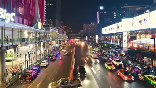 Zeitrafferverkehr im Bezirk Ratchaprasong in Bangkok (Zoomin)