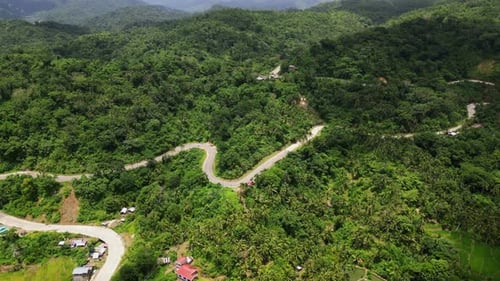 Vista idílica de uma estrada sinuosa em montanhas exuberantes e selvas tropicais em Bagumbayan, Catanduanes,