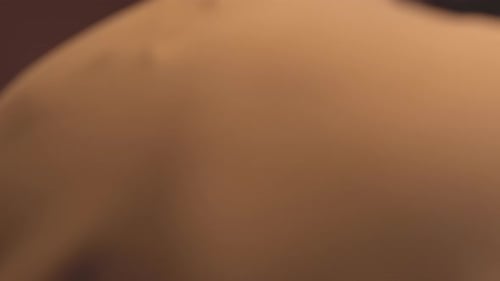 Companhia de amigos dançando na festa em casa