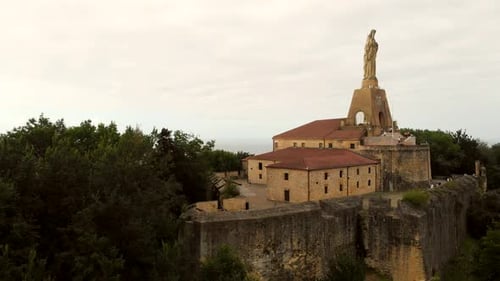 Montez au-dessus de la statue emblématique de la chapelle du château de Mota pour découvrir la mer