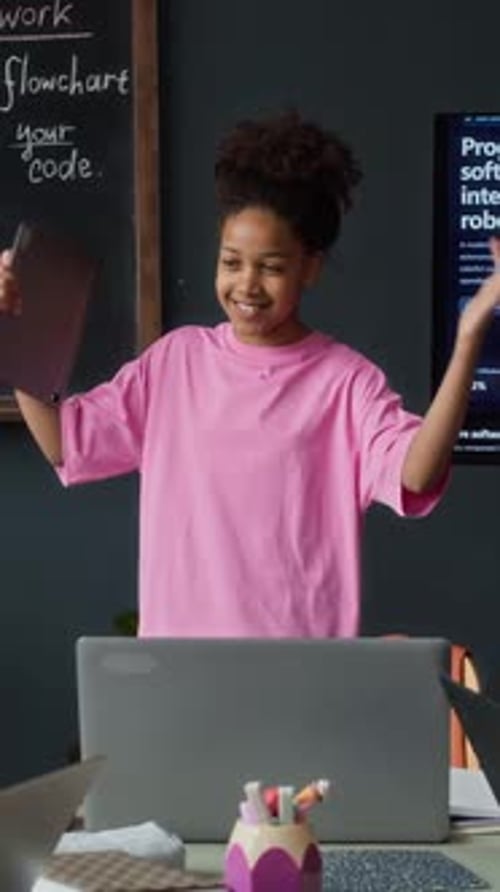 Schwarzes Mädchen präsentiert Robotik-Projekt im Klassenzimmer