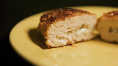 Escalope de poulet Cordon Bleu avec fromage à l'intérieur, coupée en deux, gros plan