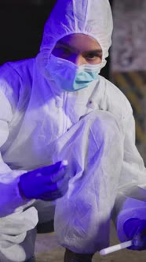 Gants de police scientifique, de scène de crime et d'écouvillonnage, nuit et expert avec preuves de sang