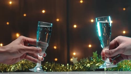 Brinde duas taças de champanhe na véspera de Ano Novo